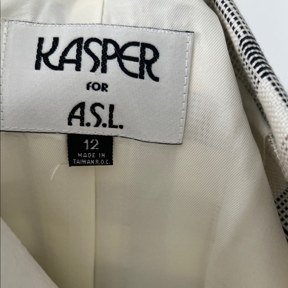 Kasper Plaid Blazer in Cream and Gray - Picture 5 of 5